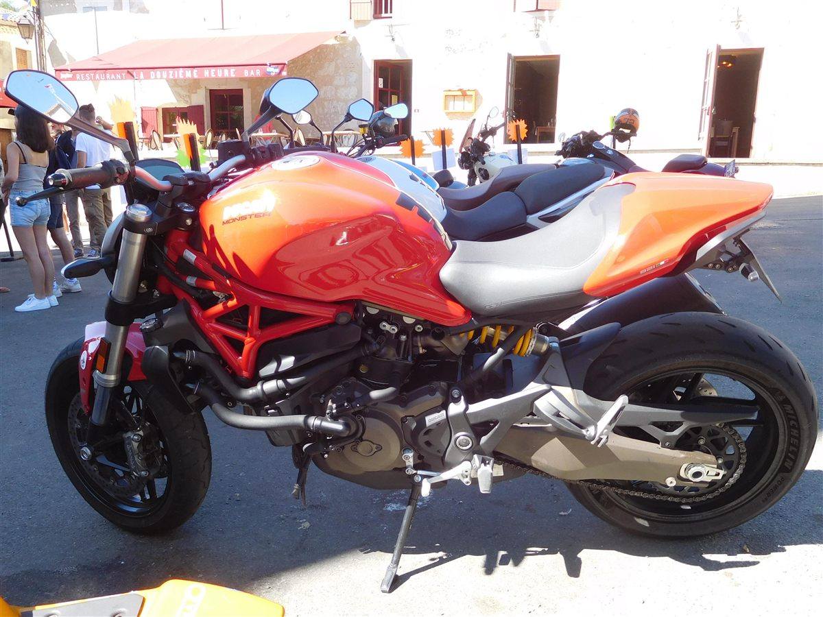 DUCATI MONSTER 821 STRIPE 2015